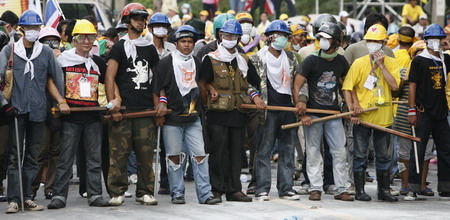 Anti-government demonstrators face-off with riot policemen while protesting outside Parliament in Bangkok October 7, 2008. Thai riot police clashed with protesters in the capital on Tuesday, more than 380 people. [Agencies]