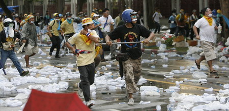 Demonstrators charge towards riot policemen outside Parliament in Bangkok October 7, 2008. Thai riot police clashed with protesters in the capital on Tuesday, more than 380 people. [Agencies]