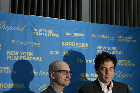 Director Steven Soderbergh (L) and actor Benicio Del Toro arrive for the New York Film Festival premiere of &apos;Che&apos; in New York October 7, 2008. [Xinhua]