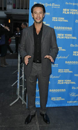 Brazilian actor Rodrigo Santoro arrives for the New York Film Festival premiere of &apos;Che&apos; in New York October 7, 2008. [Xinhua]