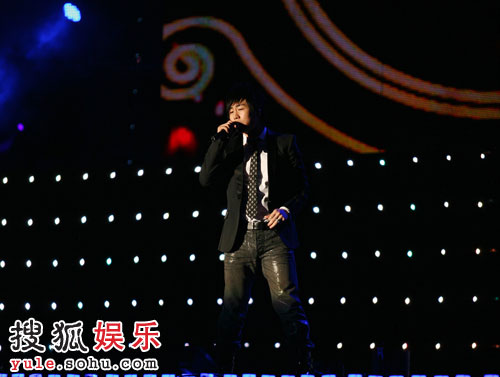 Chinese mainland singer Anson Hu sings on stage at the 2008 Asia Song Festival as shown in this photo published on Monday, October 6th, 2008. 