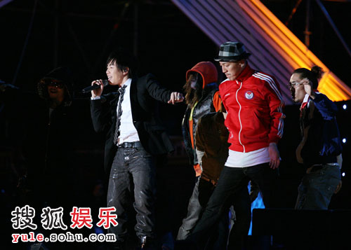 Chinese mainland singer Anson Hu sings on stage at the 2008 Asia Song Festival as shown in this photo published on Monday, October 6th, 2008.