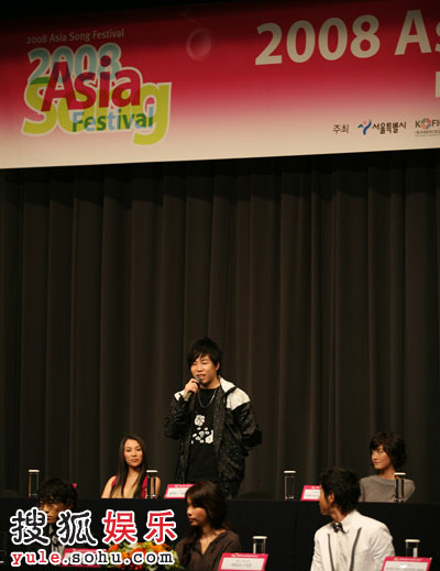 Chinese mainland singer Anson Hu responds to questions at a press release after being crowned 'Best Asian Artist' at the 2008 Asia Song Festival held in Seoul on October 4th, 2008.