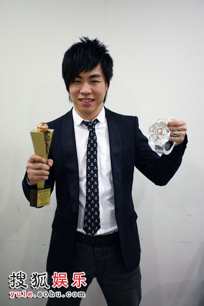 Chinese mainland singer Anson Hu displays his trophy after being crowned 'Best Asian Artist' at the 2008 Asia Song Festival in this photo published on Monday, October 6th, 2008.