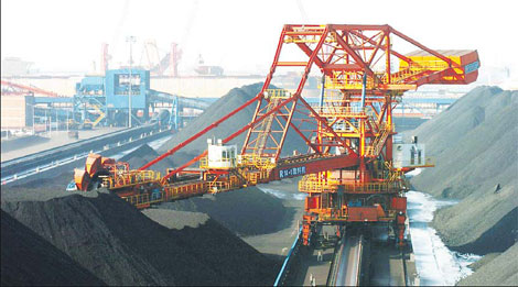 A piling machine works at the loading bay of Qinhuangdao harbor. [Xinhua] 