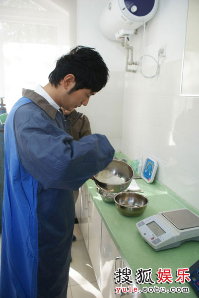 Huang Xiaoming prepares milk for panda cubs. 