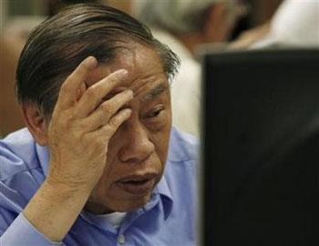 A broker monitors share prices at a brokerage in Hong Kong October 8, 2008. Hong Kong shares dropped 5 percent to fall below the 16,000 point-level for the first time in more than 27 months as investors fretted over the inability of broad-stroke policy measures to end the global credit crisis. [Reuters]