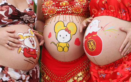 Competitors show their painted bellies at a body-painting competition for pregnant women in Haikou, South China&apos;s Hainan Province on October 8, 2008. [Photo: CFP]