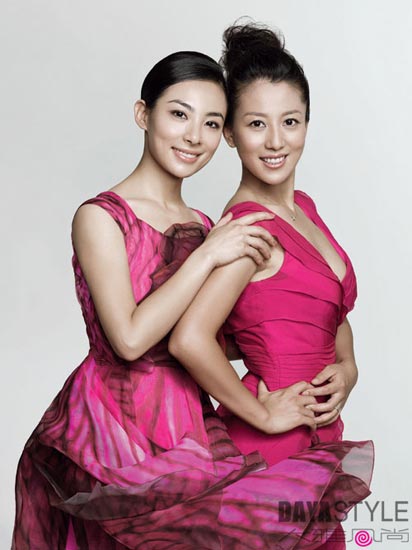 China's former Olympic gymnastics champion Liu Xuan (L) and short track speed skating champion Yang Yang (A) pose for the promotion of a breast cancer prevention campaign.[sina.com]
