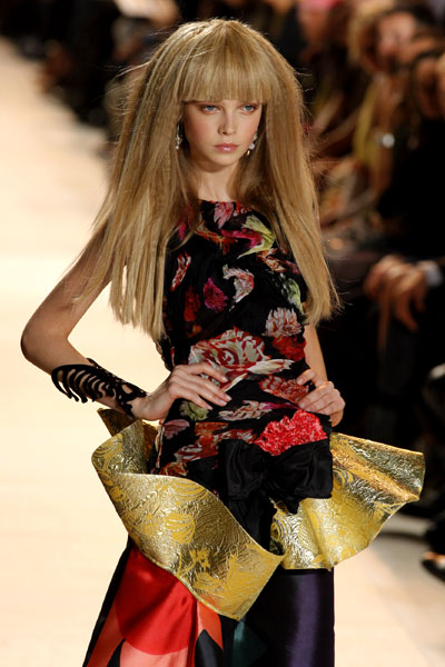  A model presents a creation by French designer Christian Lacroix as part of his Spring/Summer 2009 women's ready-to-wear fashion collection show in Paris October 1, 2008.