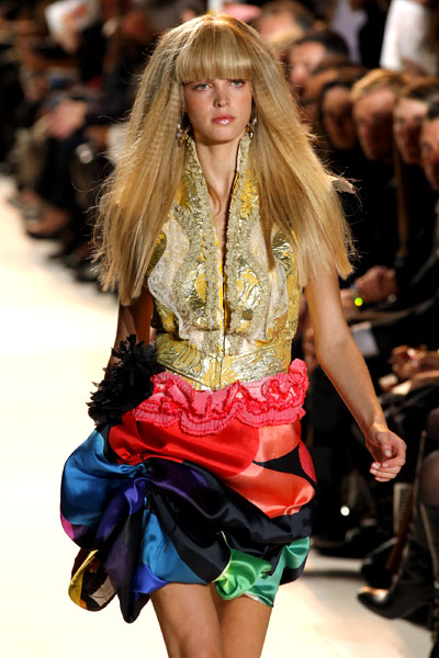  A model presents a creation by French designer Christian Lacroix as part of his Spring/Summer 2009 women's ready-to-wear fashion collection show in Paris October 1, 2008.