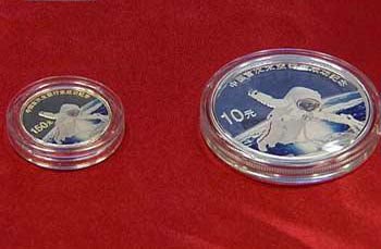 The commemorative coins include a nine gram gold coin priced at 150 yuan and a 28 gram silver coin selling for 10 yuan. 