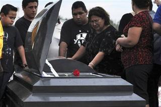 Friends and family bid farewell to Jose Luis Garza,47, died of extreme obesity,in Monterrey,Mexico,Tuesday, Oct.7,2008. [Monica Rueda/AP Photo] 