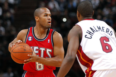 Miami Heat's Mario Chalmers (R) guards against New Jersey Nets' Eddie Gill during the first quarter of their NBA pre-season basketball game in Paris October 9, 2008. 
