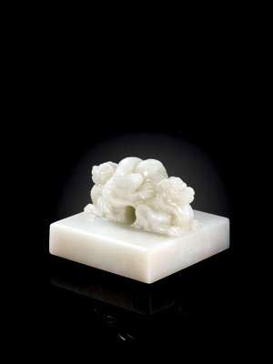 'Qianlong yubi', the rare white jade seal from the court of Qing emperor Qianlong at Sotheby's Wednesday auction is shown in this file photo published on Thursday. [Photo: China News Service]