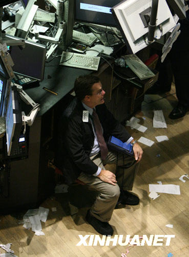 A trader rest on the floor of the New York Stock Exchange in New York. [Xinhua]