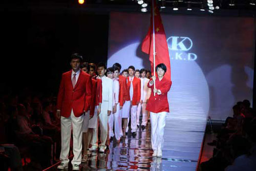 Handsome uniforms for the 16th Asian Games hit the catwalk at the first fashion show of the Guangdong fashion week held in Guangzhou on Wednesday, October 8th, 2008. The 16th Asian Games will open in the southern Chinese city on November 12th, 2010. [Photo: dayoo.com]