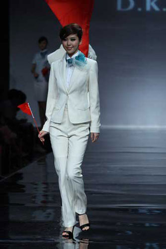 Handsome uniforms for the 16th Asian Games hit the catwalk at the first fashion show of the Guangdong fashion week held in Guangzhou on Wednesday, October 8th, 2008. The 16th Asian Games will open in the southern Chinese city on November 12th, 2010. [Photo: dayoo.com]