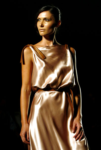 A model presents a creation by Elena Strongyliotou during the Athens' Fashion week October 9, 2008.