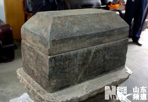 The photo taken on October 8, 2008 shows a stone coffin, carved with figures, excavated beneath a Buddhist pagoda in Yanzhou of east China's Shandong Province. [Photo: Xinhua]