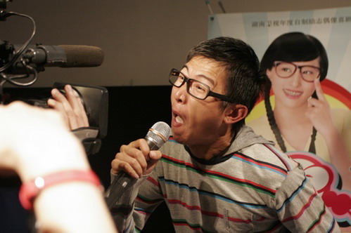 The cast of 'Ugly Wudi,' a Chinese adaptation of the American comedy drama Ugly Betty makes faces in front of the camera during a fan appreciation party Friday afternoon in Shangcha, the capital of central China's Hunan Province. [Photo: ent.sina.com.cn]