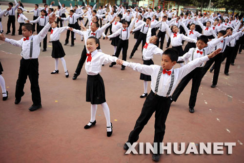 More than 1,300 pupils from all the primary schools participate in a group dance competition Saturday, October 11, in a district of Taiyuan, capital city of north China's Shanxi Province. Local education authorities introduced the group dance course for primary and middle school students in Taiyuan last year, in a bid to promote physical exercise and aesthetic sense among young people. [Photo: Xinhua]