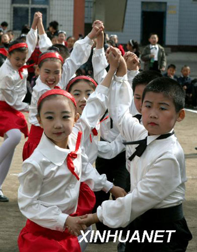 Students of Grade three participate in a group dance competition on March 27, 2008 in a primary school of Qinhuangdao, north China's Hebei Province. [Photo: Xinhua]