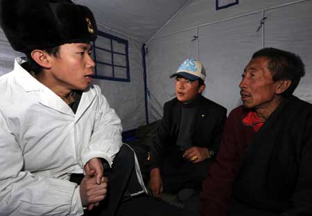 Yue Peng(L), a military doctor, talks with local villagers in Yangyi Village of Gedar Township in Damxung County, an outer county of Lhasa, capital of southwest China&apos;s Tibet Autonomous Region, Oct. 10, 2008. Tents, food and water are now being trucked into the Tibetan villages hit by a 6.6-magnitude earthquake on Oct. 6 to help local residents.