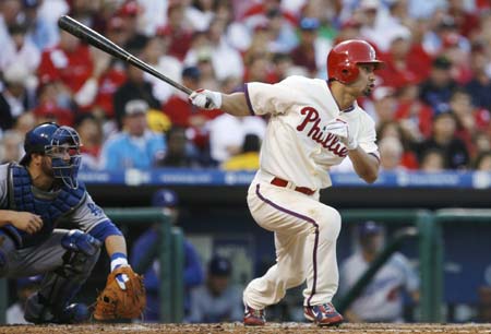 Philadelphia Phillies Shane Victorino hits a two RBI triple against the Los Angeles Dodgers during the third inning in Game two of Major League Baseball's NLCS playoff series in Philadelphia, October 10, 2008. [Xinhua Photo]