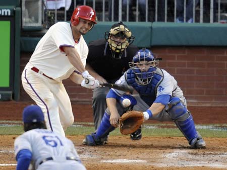 Philadelphia Phillies Shane Victorino hits an RBI triple off of Los Angeles Dodgers pitcher Chad Billingsley (front) as catcher Russell Martin (back) looks on during the third inning in Game 2 of Major League Baseball's NLCS playoff series in Philadelphia October 10, 2008. [Xinhua Photo]