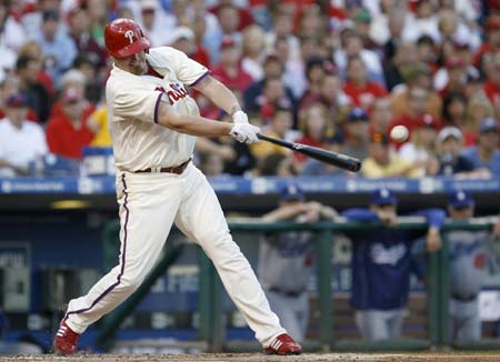 Philadelphia Phillies pitcher Brett Myers hits a two RBI single against the Los Angeles Dodgers during the third inning in Game 2 of Major League Baseball's NLCS playoff series in Philadelphia, October 10, 2008. [Xinhua Photo]