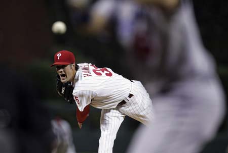 Philadelphia Phillies pitcher Cole Hamels delivers a pitch to the Los Angeles Dodgers during the first inning in Game 1 of Major League Baseball's NLCS playoff series in Philadelphia, October 9, 2008. [Xinhua Photo]