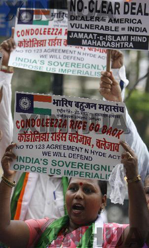 An activist holds a placard to protest against India's civilian nuclear deal with the United States during a demonstration in Mumbai October 4, 2008.[Xinhua/Reuters Photo]