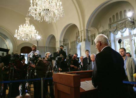 Chairman of the Norwegian Nobel Peace Prize Committee Ole Danbolt Mjoes announces the 2008 Nobel Peace Prize recipient Martti Ahtisaari at a news conference in Oslo October 10, 2008. [Xinhua/Reuters Photo]