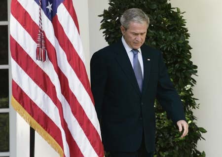 US President George W. Bush arrives in the Rose Garden at the White House to makes a statement on the economy in Washington, October 10, 2008. 