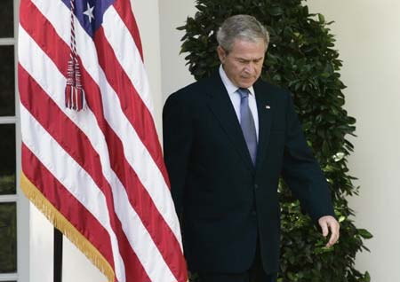 U.S. President George W. Bush arrives in the Rose Garden at the White House to makes a statement on the economy in Washington, Oct. 10, 2008. [Xinhua/Reuters]