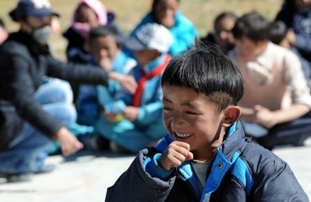 A Tibetan school boy sings a folk eclogue to schoolmates at a Primary School of Gedar Township in Damxung County, an outer county of Lhasa, capital of southwest China's Tibet Autonomous Region, Oct. 10, 2008. [Xinhua] 