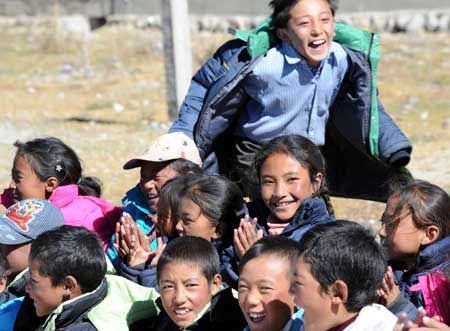 Tibetan school pupils play games together at a Primary School of Gedar Township in Damxung County, an outer county of Lhasa, capital of southwest China's Tibet Autonomous Region, Oct. 10, 2008. [Xinhua]