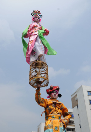 Folk artists perform during a parade of the 7th China folk art festival in Guangzhou, south China's Guangdong Province, Oct. 11, 2008.
