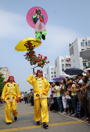 Folk artists perform during a parade of the 7th China folk art festival in Guangzhou, south China's Guangdong Province, Oct. 11, 2008.