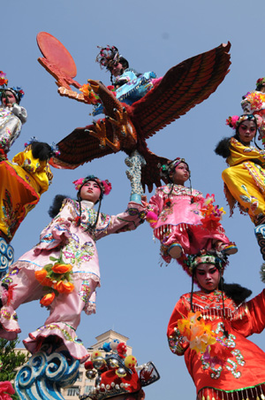 Folk artists perform during a parade of the 7th China folk art festival in Guangzhou, south China's Guangdong Province, Oct. 11, 2008.