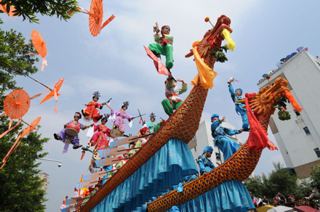 Folk artists perform during a parade of the 7th China folk art festival in Guangzhou, south China's Guangdong Province, Oct. 11, 2008.