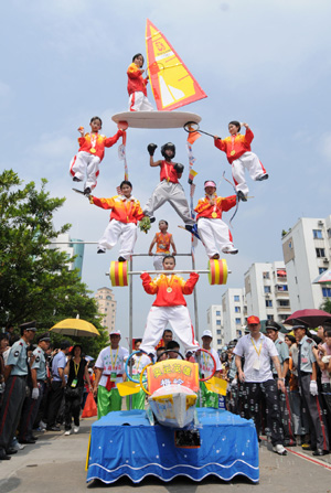 Folk artists perform during a parade of the 7th China folk art festival in Guangzhou, south China's Guangdong Province, Oct. 11, 2008.