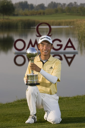 Zhou Jun, 24, became the Omega China Tour's youngest-ever champion. [www.funfungolf.com] 