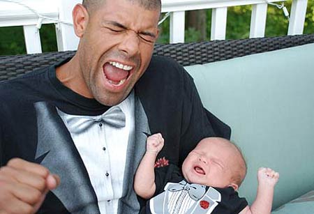 Shane Battier poses with his son Zeke Edward in this photo in an August 12, 2008 blog entry in Sina.com. [sina.com]