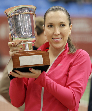 Top-ranked Jelena Jankovic beat Russia's Vera Zvonareva 6-2, 6-4 yesterday to win the Kremlin Cup and her third straight title in as many weeks. 