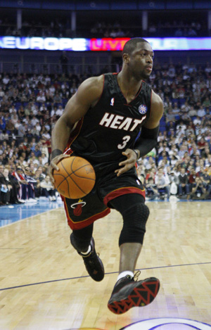 Miami Heat&apos;s Dwyane Wade brings the ball down the court during the first quarter of the NBA pre-season basketball game against the New Jersey Nets in London Oct. 12, 2008. [Xinhua/Reuters]