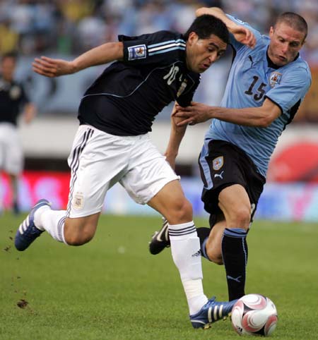 Argentina's Juan Roman Riquelme (L) vies with Uruguay's Diego Perez during their FIFA World Cup 2010 qualifying football match held in Buenos Aires, capital of Argentina, October 11, 2008. Argentina won 2-1. [Martin Zabala/Xinhua]