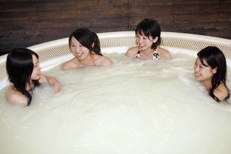 Visitors enjoy in a soy milk hot spring in Hakone, Japan, Oct. 12, 2008. The day is the soy milk festival of Japan. A hot spring holiday inn in Hakone Kowakien provided soy milk hot spring for guests. (Xinhua/Ren Zhenglai)