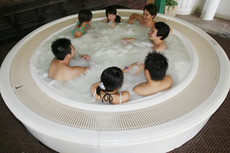 Visitors enjoy in a soy milk hot spring in Hakone, Japan, Oct. 12, 2008. The day is the soy milk festival of Japan. A hot spring holiday inn in Hakone Kowakien provided soy milk hot spring for guests. (Xinhua/Ren Zhenglai)